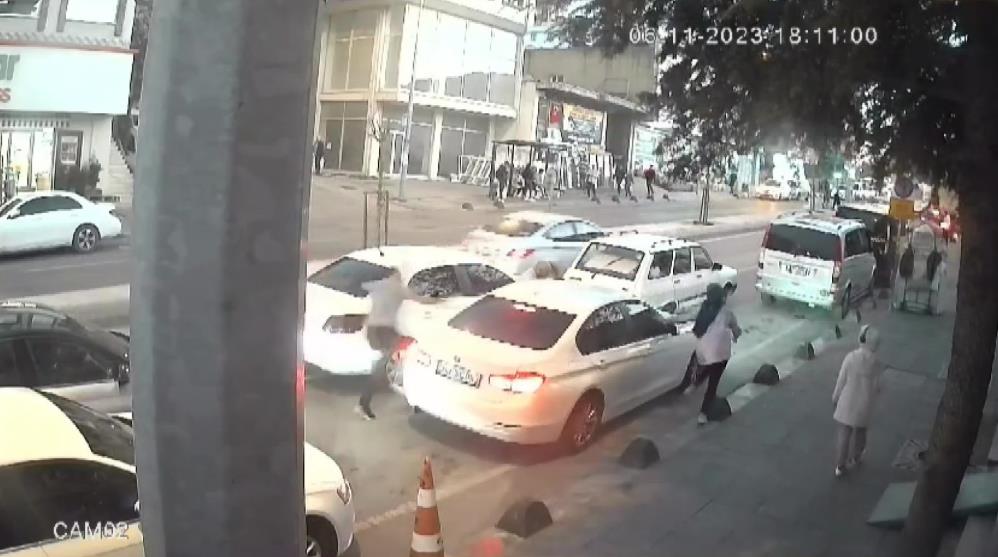 Sancaktepede otomobilinde saldırıya uğrayan sürücü araçlara çarparak kaçtı